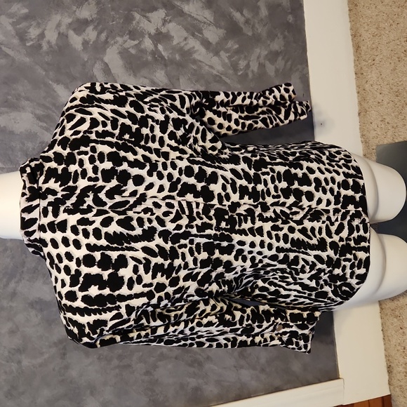 Zenergy by Chico's Black & White Animal Print Zipper Front Jacket Sz 1 - Picture 4 of 6